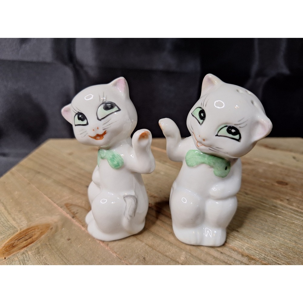 Vintage Lefton White Ceramic Waving Cats Salt and‎ Pepper Shakers Set